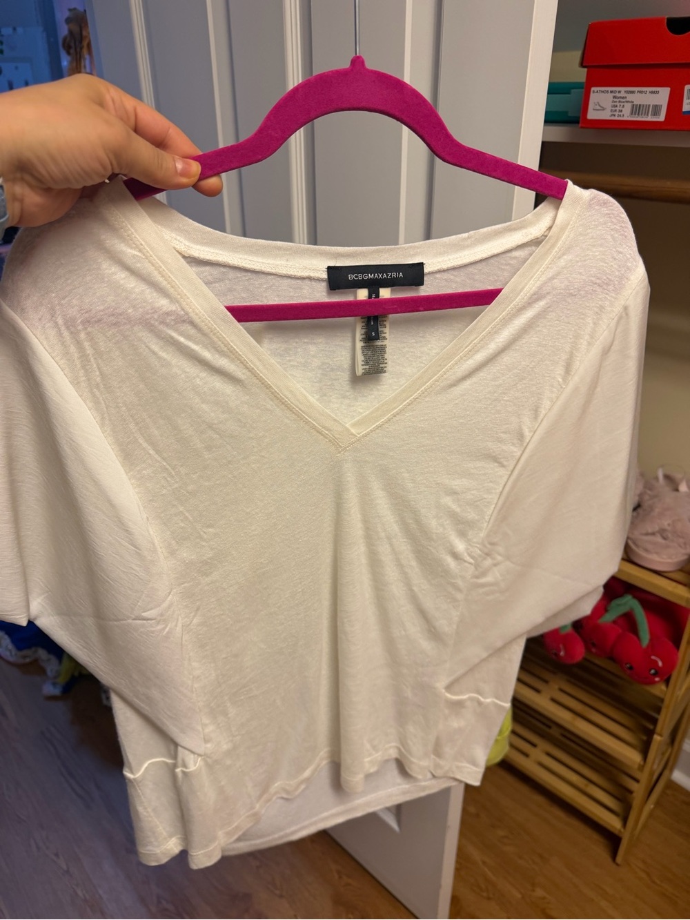 BCBGMaxAzria Cream V-Neck Short Sleeve Top